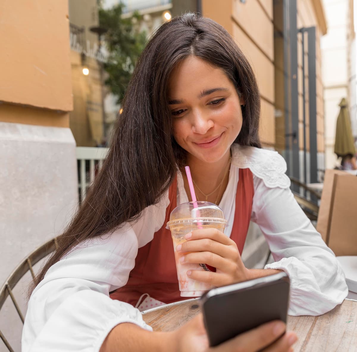 Persona consultando tasa de cambio en el móvil